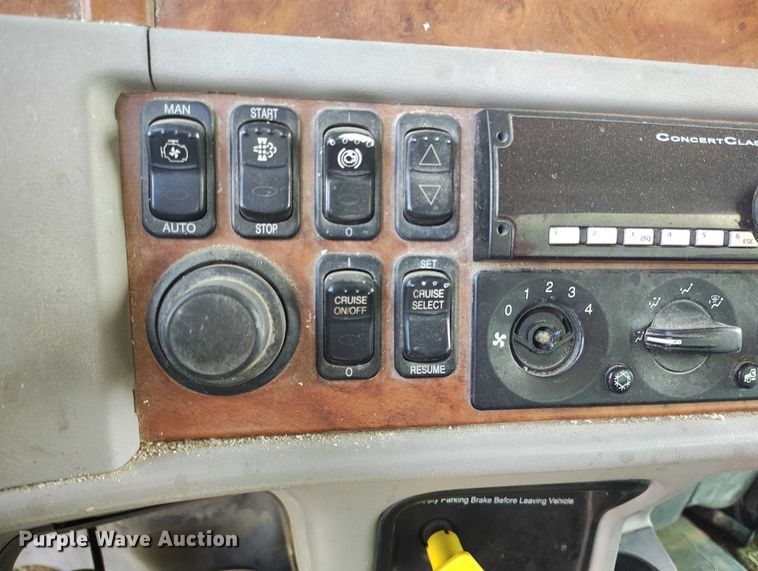 image for item DP5105 2009 Peterbilt 365 fuel / lube truck