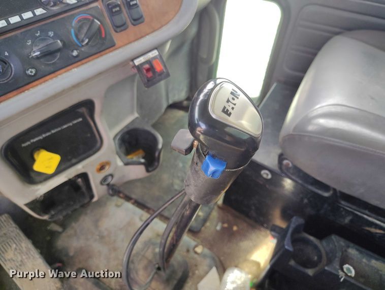 image for item DP5105 2009 Peterbilt 365 fuel / lube truck