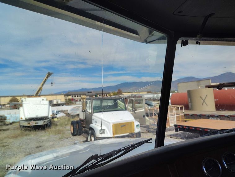 image for item DP5105 2009 Peterbilt 365 fuel / lube truck