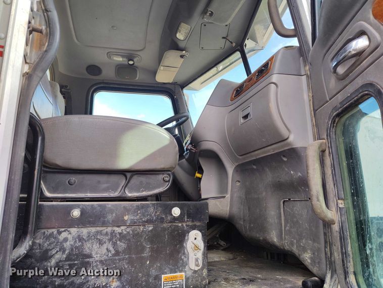 image for item DP5105 2009 Peterbilt 365 fuel / lube truck