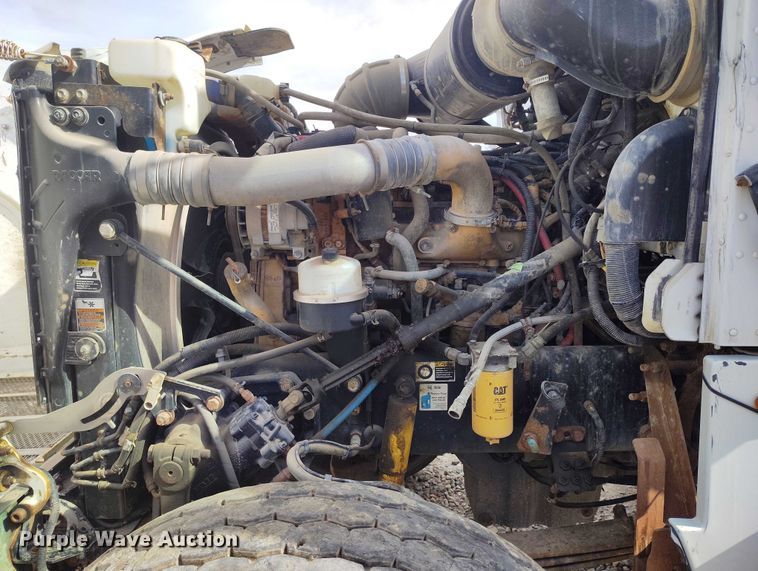 image for item DP5105 2009 Peterbilt 365 fuel / lube truck