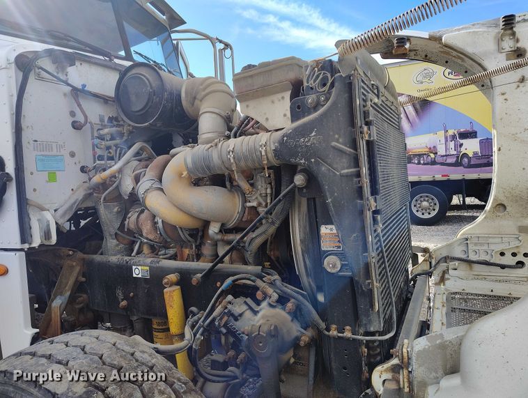 image for item DP5105 2009 Peterbilt 365 fuel / lube truck