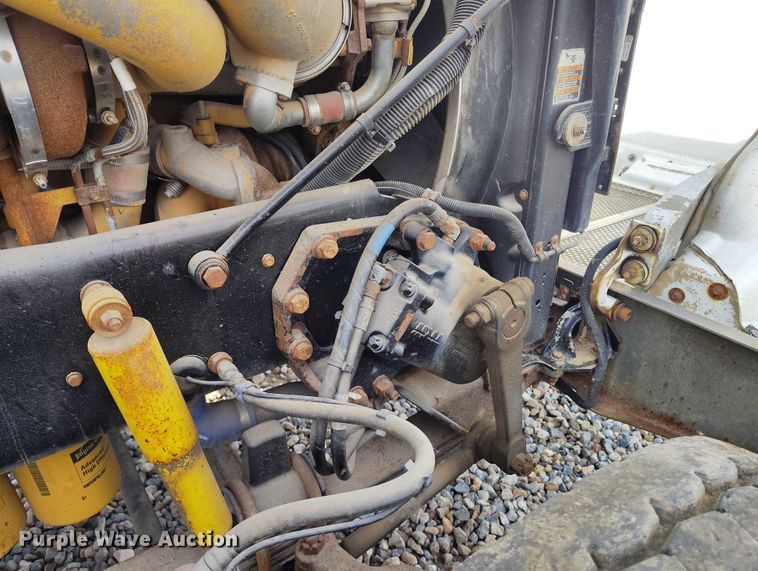 image for item DP5105 2009 Peterbilt 365 fuel / lube truck