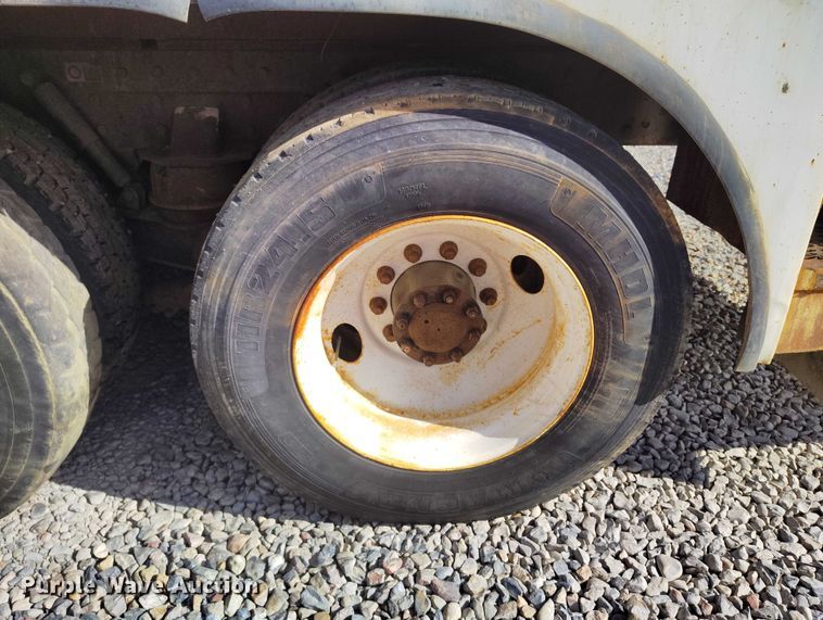 image for item DP5105 2009 Peterbilt 365 fuel / lube truck