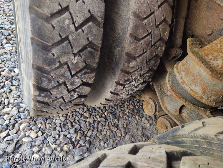 image for item DP5105 2009 Peterbilt 365 fuel / lube truck