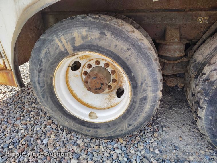 image for item DP5105 2009 Peterbilt 365 fuel / lube truck