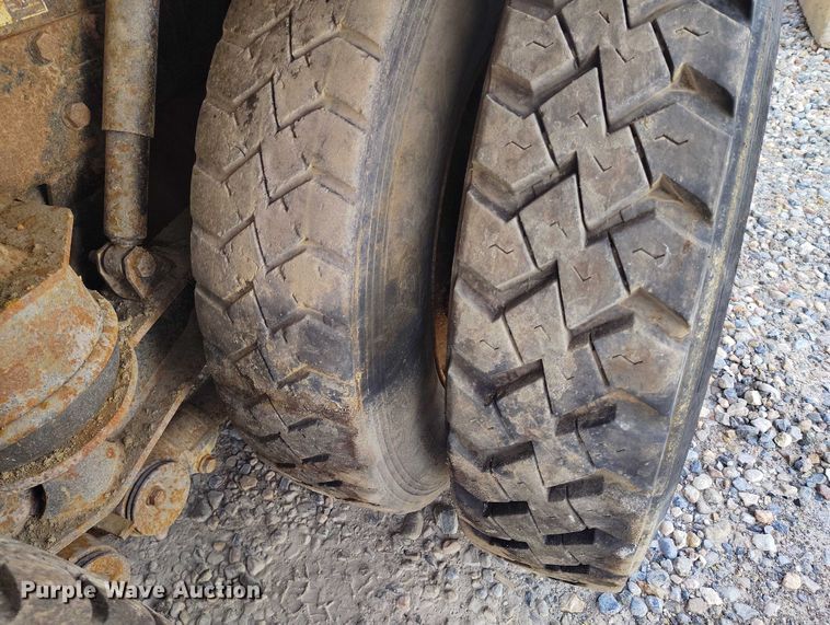 image for item DP5105 2009 Peterbilt 365 fuel / lube truck