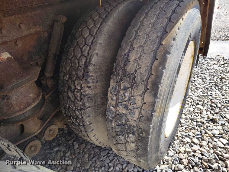 image for item DP5105 2009 Peterbilt 365 fuel / lube truck