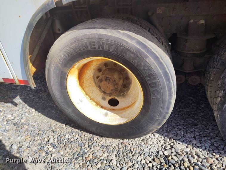 image for item DP5105 2009 Peterbilt 365 fuel / lube truck