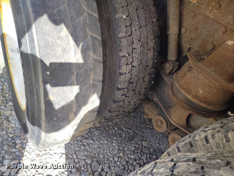 image for item DP5105 2009 Peterbilt 365 fuel / lube truck