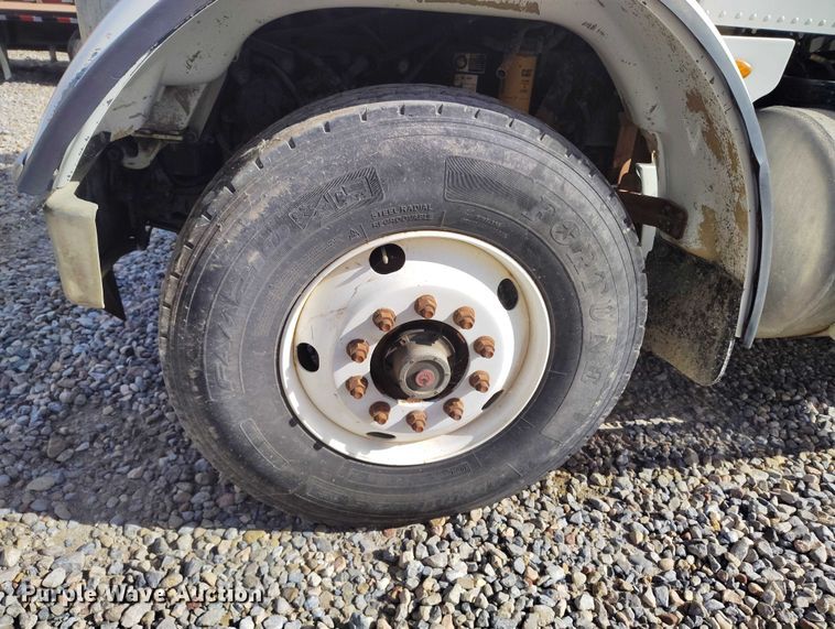 image for item DP5105 2009 Peterbilt 365 fuel / lube truck