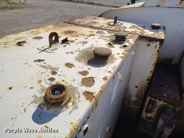 image for item DP5107 2011 Kenworth T800 fuel / lube truck