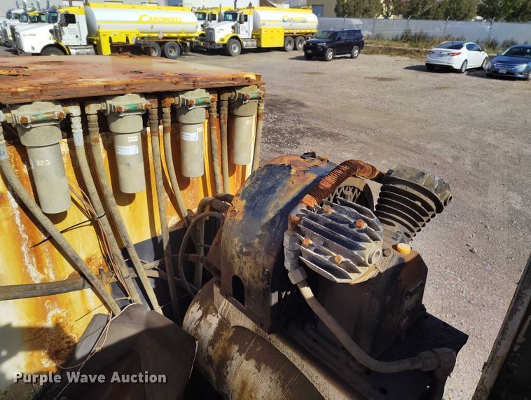 image for item DP5107 2011 Kenworth T800 fuel / lube truck