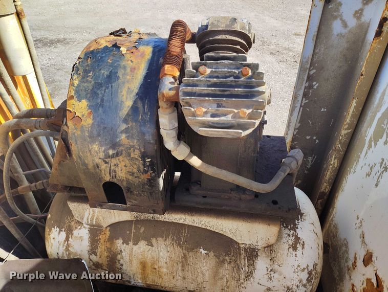 image for item DP5107 2011 Kenworth T800 fuel / lube truck