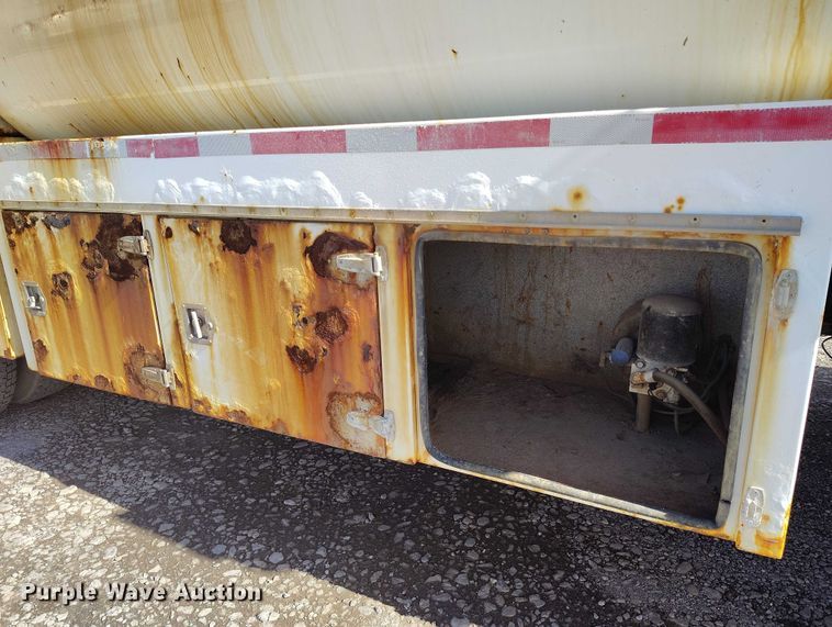 image for item DP5107 2011 Kenworth T800 fuel / lube truck