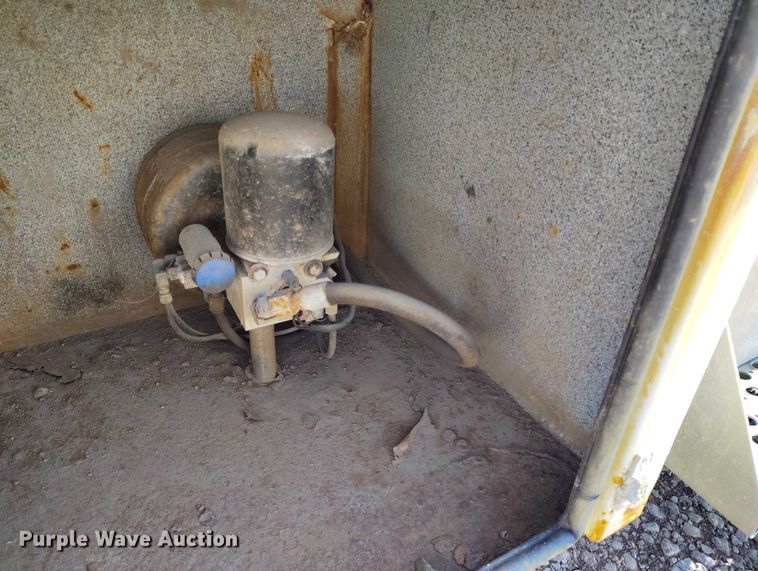 image for item DP5107 2011 Kenworth T800 fuel / lube truck