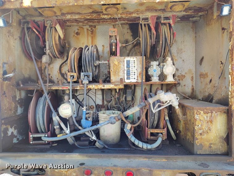 image for item DP5107 2011 Kenworth T800 fuel / lube truck