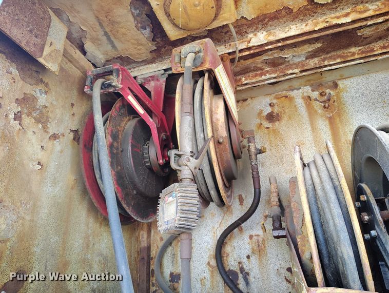 image for item DP5107 2011 Kenworth T800 fuel / lube truck