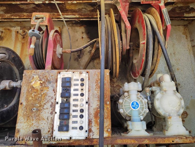 image for item DP5107 2011 Kenworth T800 fuel / lube truck