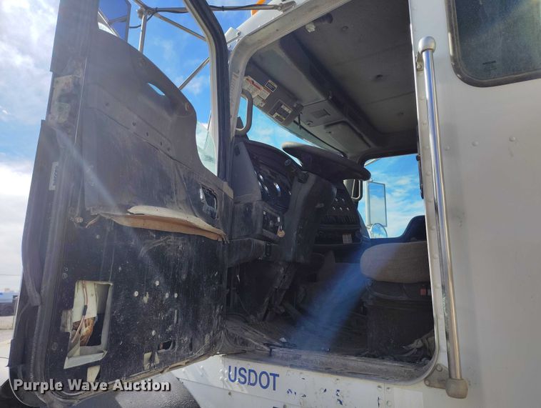 image for item DP5107 2011 Kenworth T800 fuel / lube truck