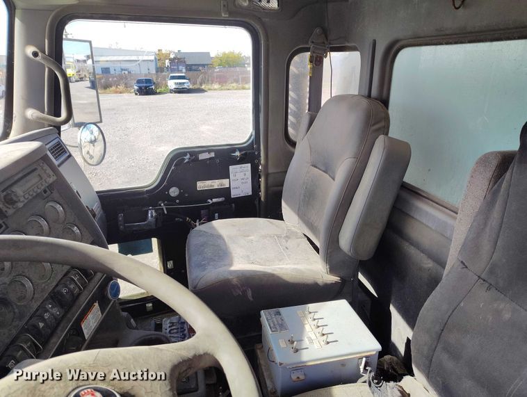 image for item DP5107 2011 Kenworth T800 fuel / lube truck