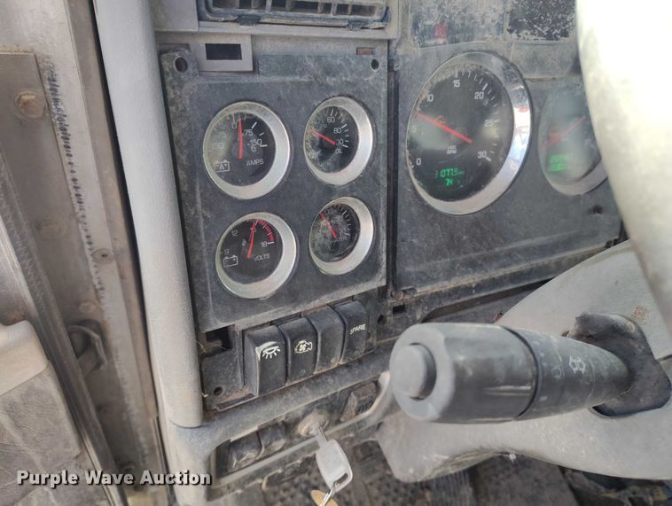 image for item DP5107 2011 Kenworth T800 fuel / lube truck