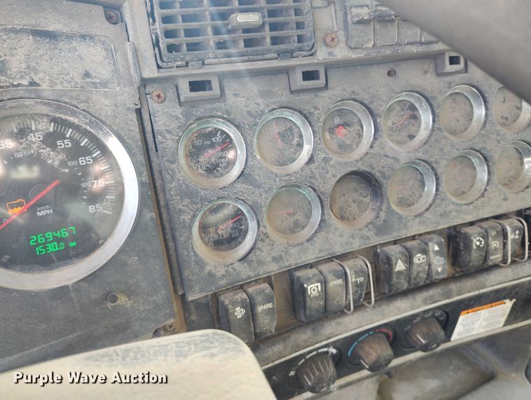 image for item DP5107 2011 Kenworth T800 fuel / lube truck