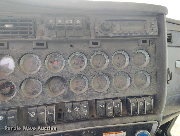 image for item DP5107 2011 Kenworth T800 fuel / lube truck