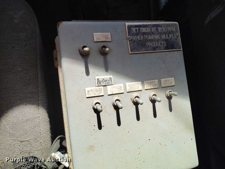 image for item DP5107 2011 Kenworth T800 fuel / lube truck