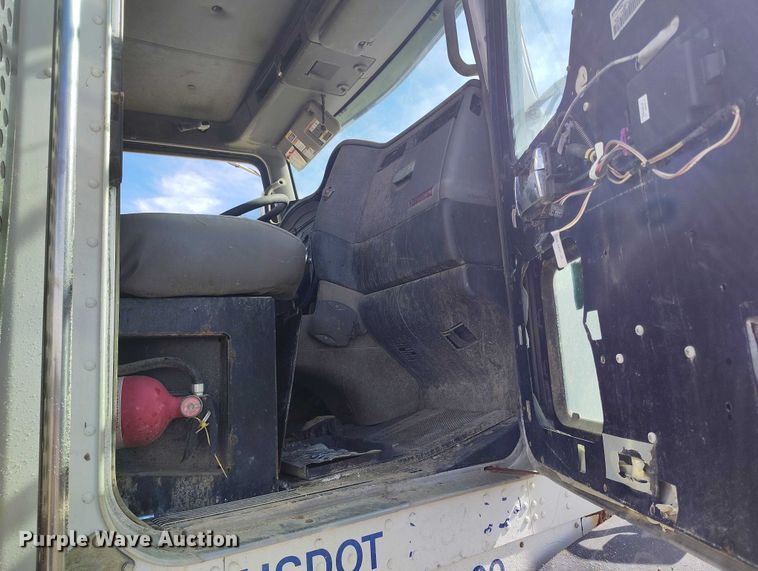 image for item DP5107 2011 Kenworth T800 fuel / lube truck