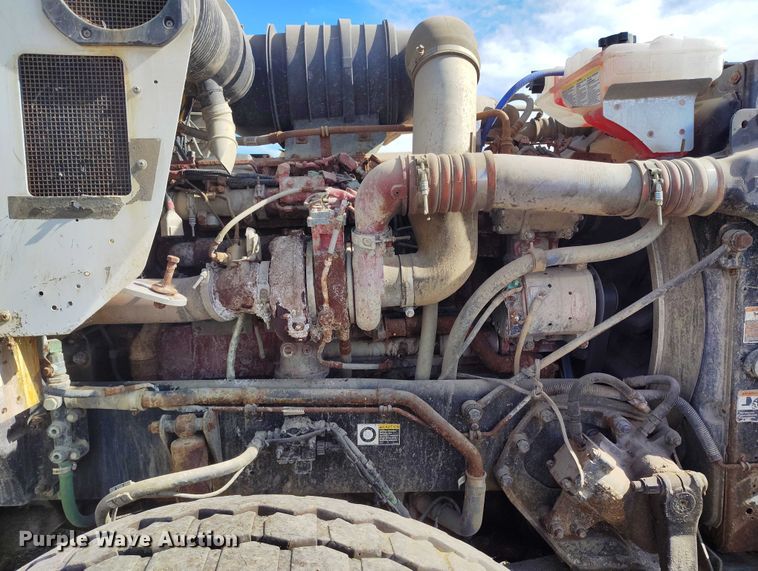 image for item DP5107 2011 Kenworth T800 fuel / lube truck