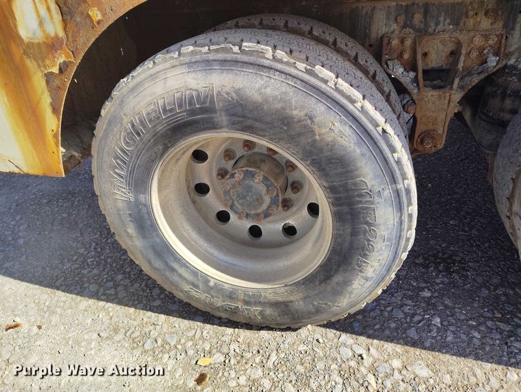 image for item DP5107 2011 Kenworth T800 fuel / lube truck