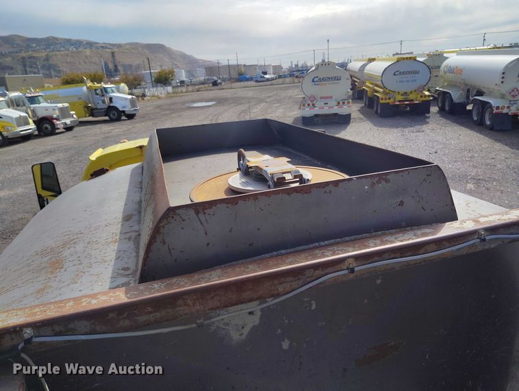 image for item DP5108 2003 GMC TC6C042 fuel / lube truck