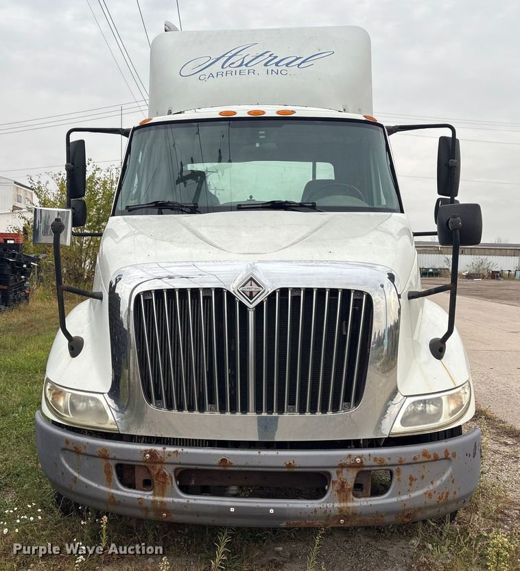 image for item DT2246 2005 International  8600 semi truck