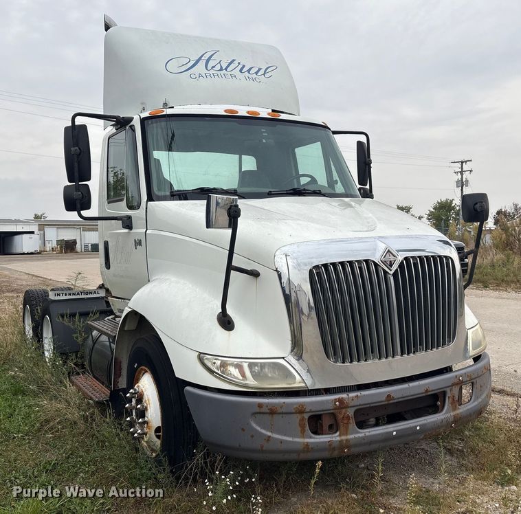 image for item DT2246 2005 International  8600 semi truck