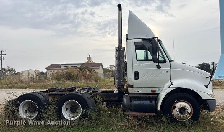 image for item DT2246 2005 International  8600 semi truck
