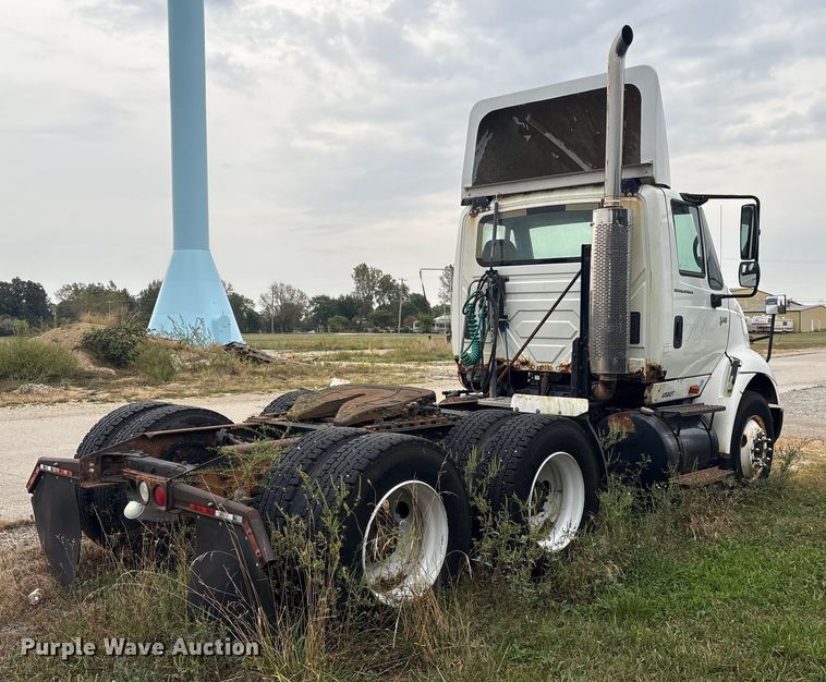 image for item DT2246 2005 International  8600 semi truck