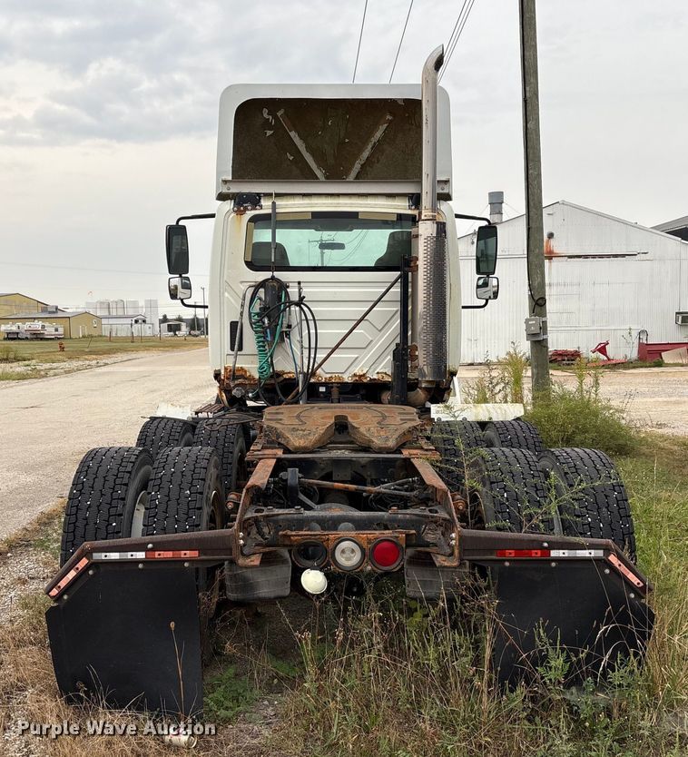 image for item DT2246 2005 International  8600 semi truck