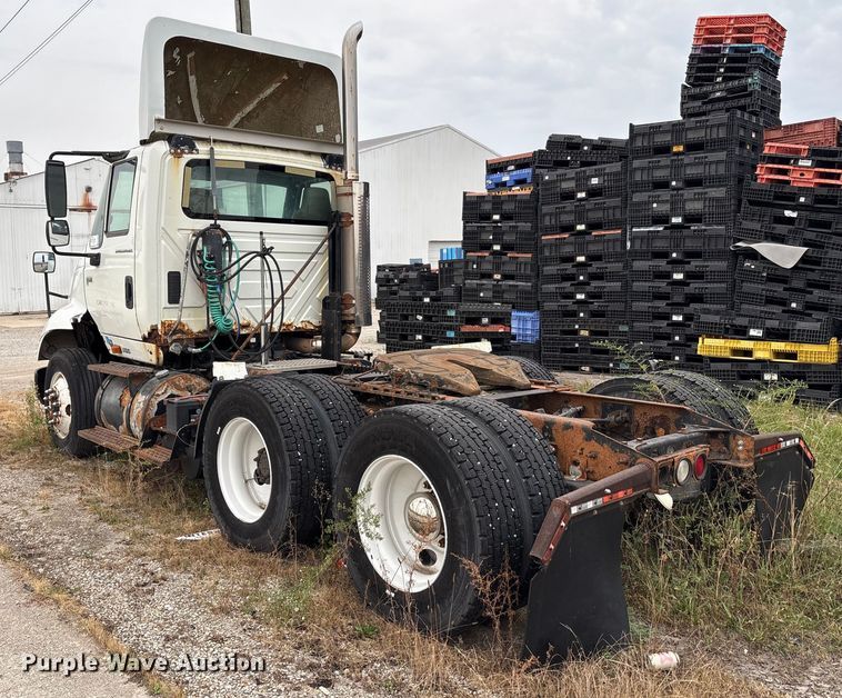 image for item DT2246 2005 International  8600 semi truck