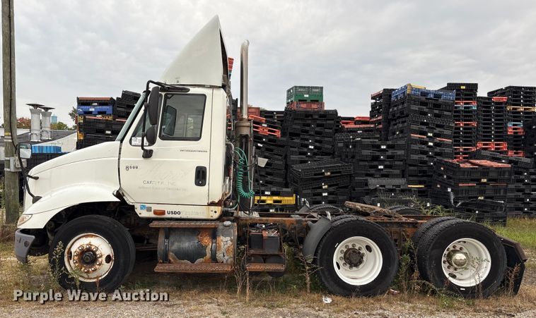 image for item DT2246 2005 International  8600 semi truck