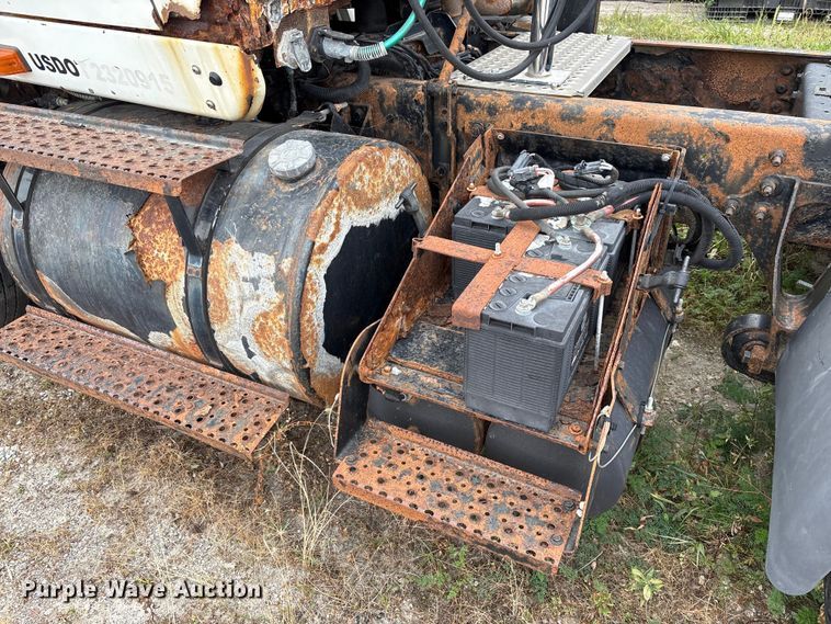 image for item DT2246 2005 International  8600 semi truck