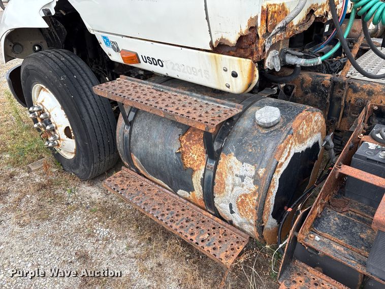 image for item DT2246 2005 International  8600 semi truck