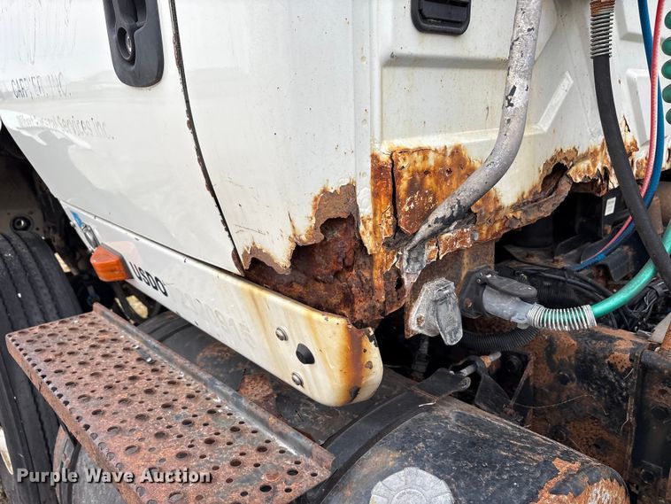 image for item DT2246 2005 International  8600 semi truck