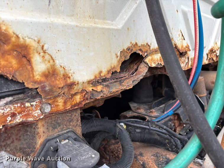 image for item DT2246 2005 International  8600 semi truck