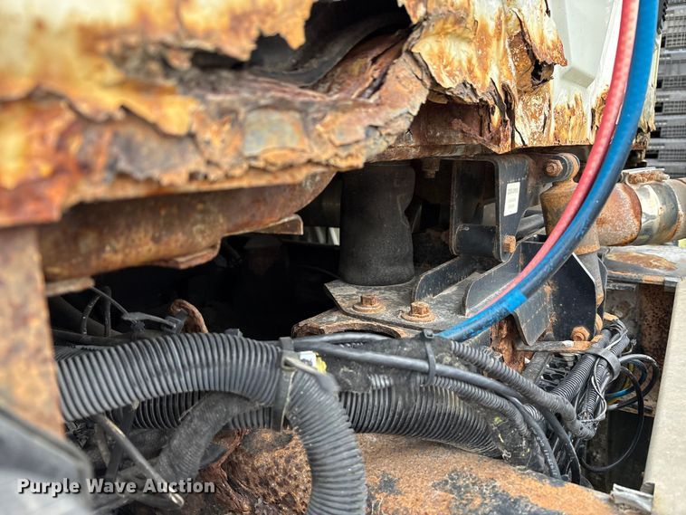 image for item DT2246 2005 International  8600 semi truck