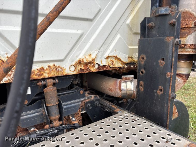 image for item DT2246 2005 International  8600 semi truck