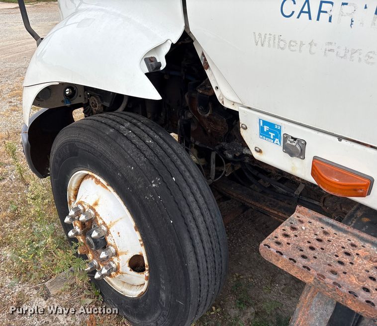 image for item DT2246 2005 International  8600 semi truck