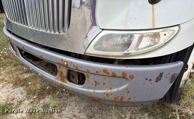 image for item DT2246 2005 International  8600 semi truck