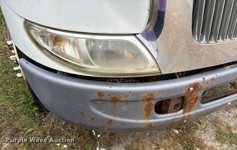 image for item DT2246 2005 International  8600 semi truck