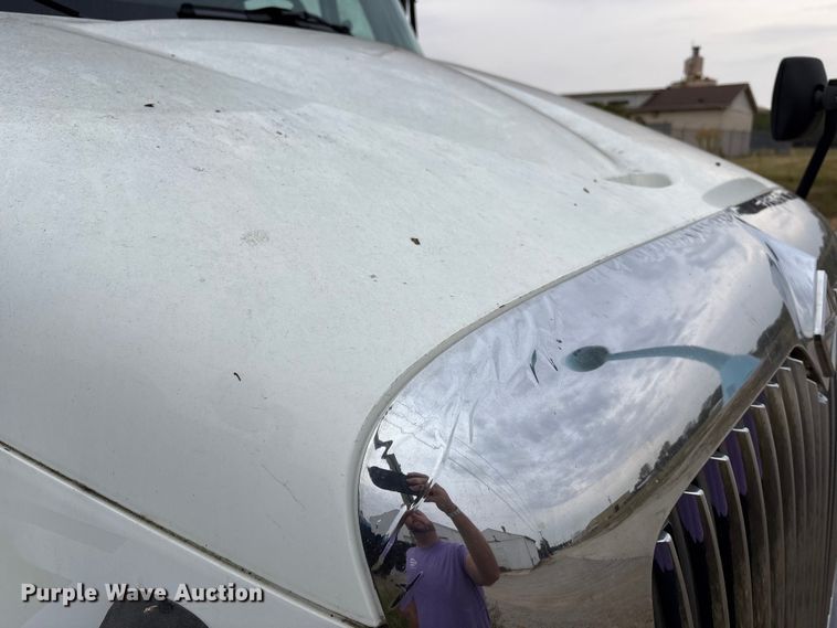 image for item DT2246 2005 International  8600 semi truck